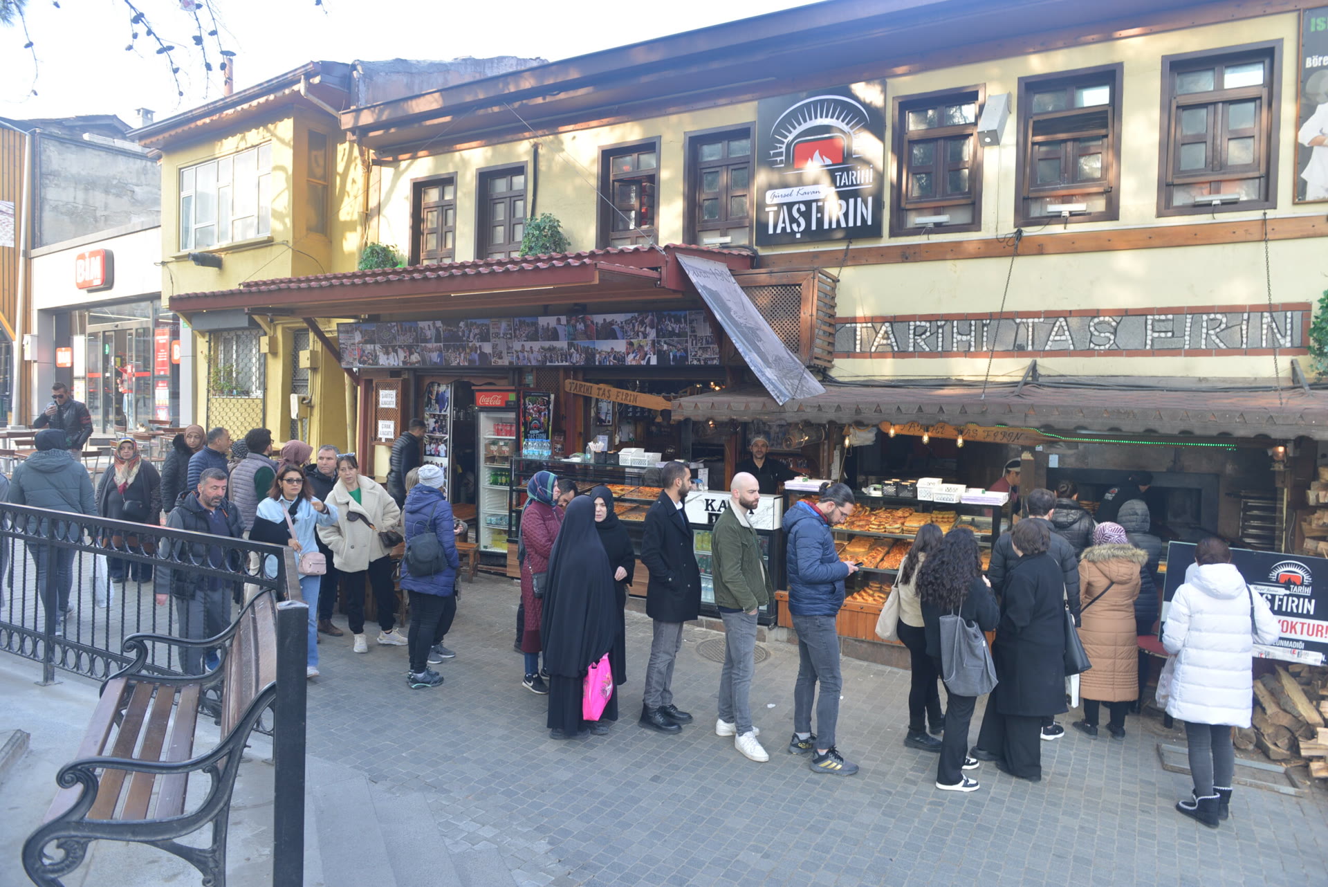Abdal Meydanı'ndaki fırının önünde tahanlı pide kuyruğu